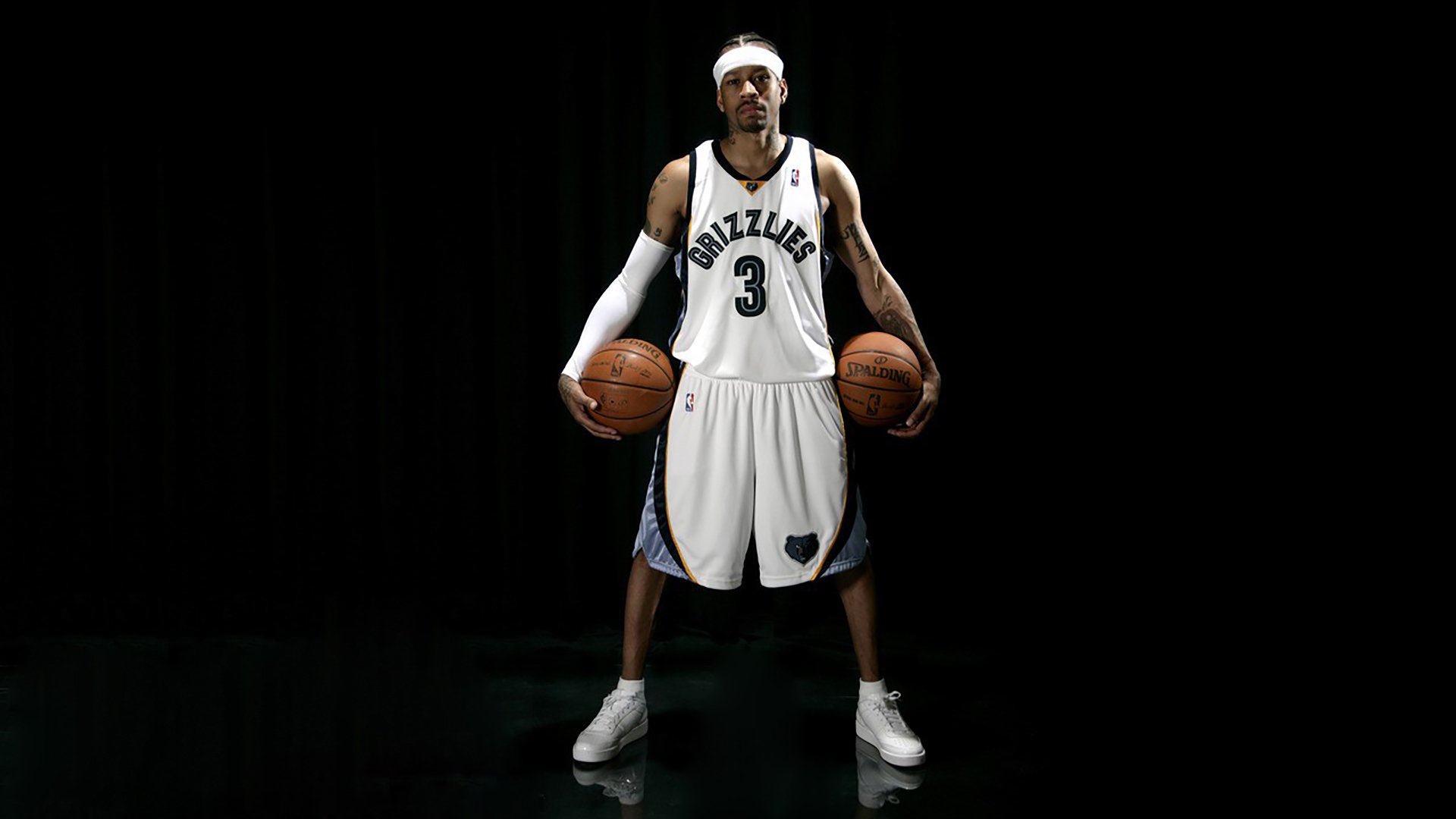 “高新体育中心:羽毛球选手们上演极限对决”